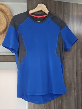 lululemon athletica Men's Royal Blue and Charcoal Short Sleeve Athletic Tee